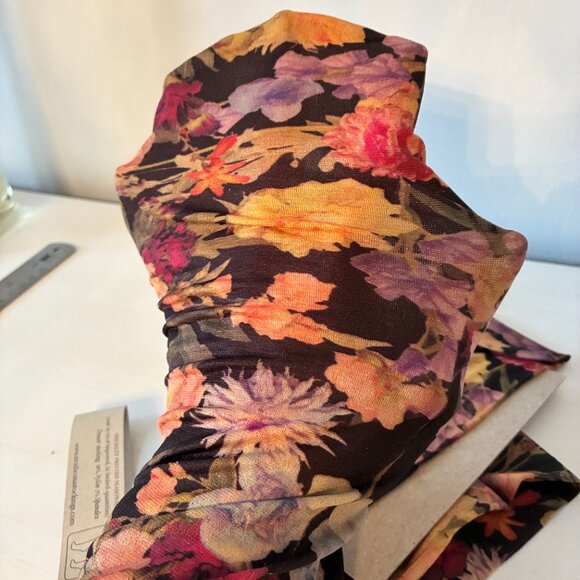 Strathcona Hand Printed Floral Knee High Stockings - New - Picture 4 of 8